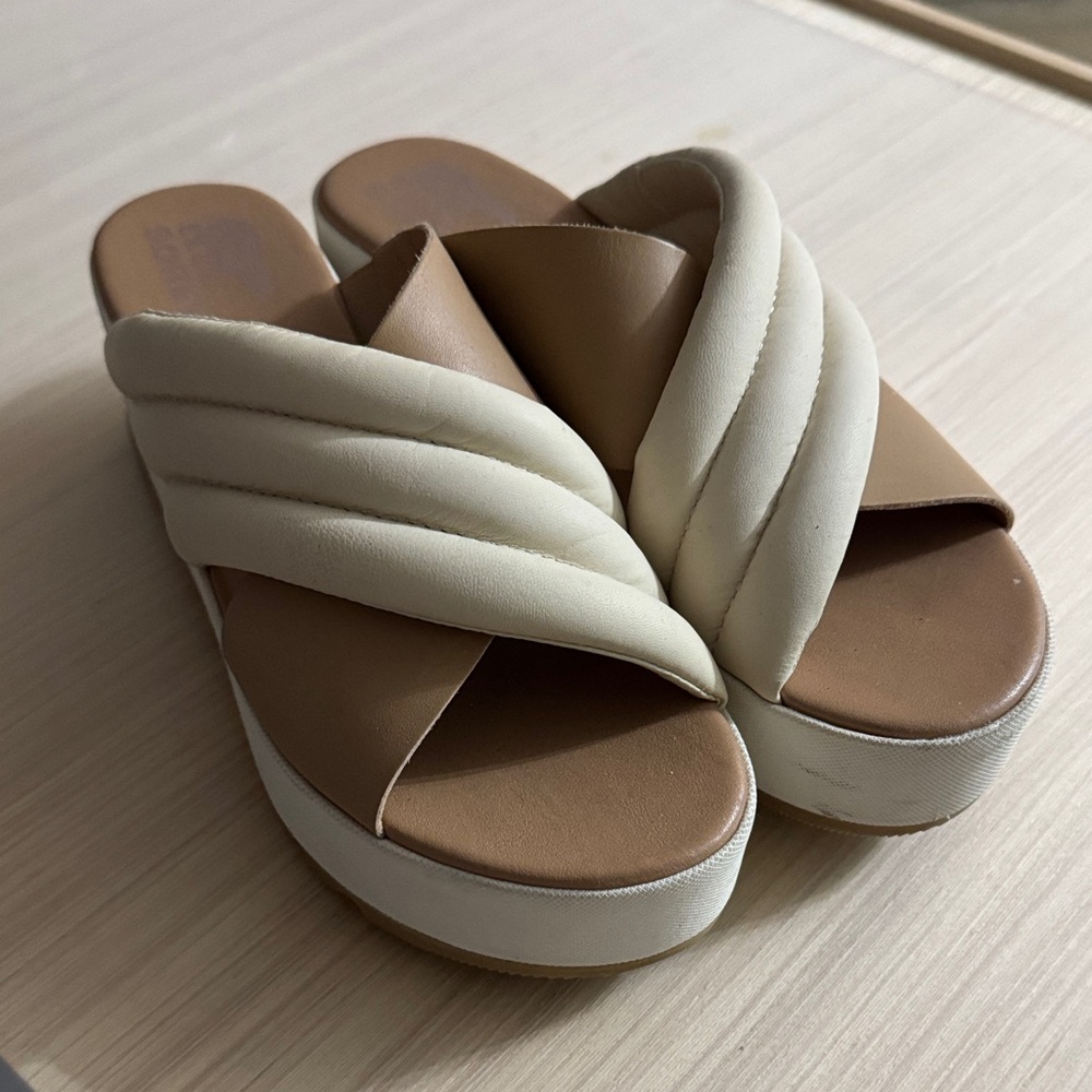 Sorel Women's Tan and Cream Slide Sandals size 8.5